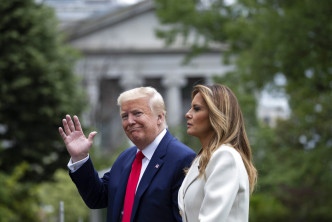 特朗普與妻子步回白宮。AP
