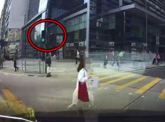 少女在紅燈亮起期間，打斜橫跨兩條馬路。影片截圖