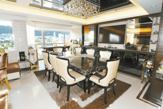 饭厅空间阔落，设长形
黑色云纹大理石餐桌。