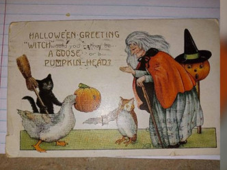 明信片上面有女巫、貓頭鷹、貓、鵝的圖片。網圖