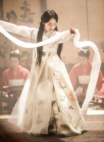 韩艺璃自细学习舞蹈。