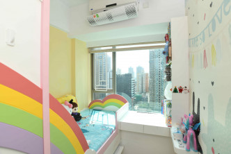 此房间用色粉嫩，置有俏皮彩虹牀