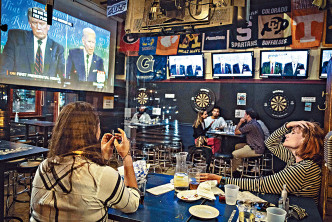民众在华盛顿一间酒吧观看电视直播辩论。
