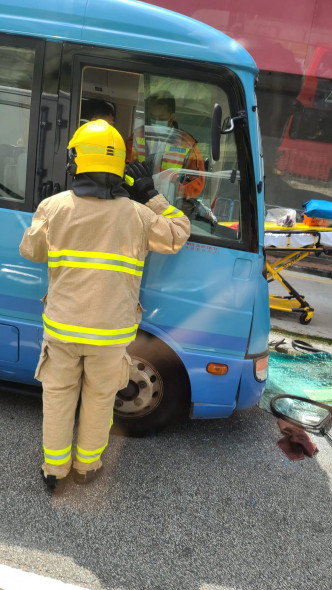 校巴司機被困。fb「馬路的事討論區」網民Bosco Chu圖片