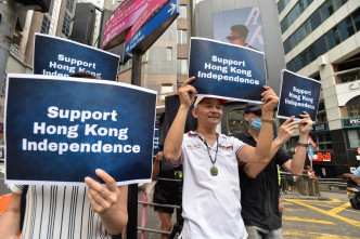 有港独支持者到FCC附近支持陈浩天。