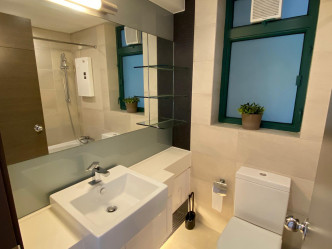 浴室光洁亮丽，且设大镜，方便梳洗整理。