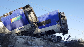 南韩高铁KTX日前发生严重出轨意外。AP图片