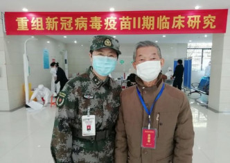 陳薇(左)上月與志願者合照。 網圖