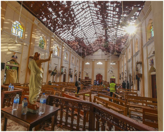 教堂遭炸彈襲擊後的情況。AP