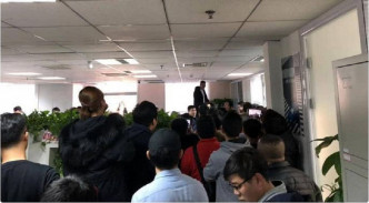 民衆及員工包圍「途歌TOGO」北京總部要求還款。網上圖片