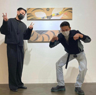 刘亚仁（右）于社交网分享睇画展的照片。