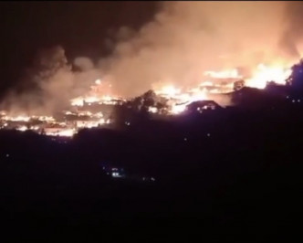 火势猛烈，大半条村被焚毁。网图