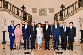林郑月娥、巴育、颂吉和其他泰国官员合照。