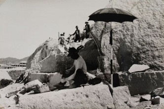  黑白照片攝於1956年，反映早期的石礦業以人手開採岩石。政府圖片