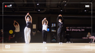 Jennie为新版《SOLO》的Dance Break学习新舞步。