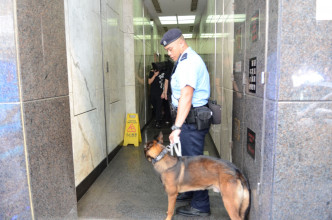 警方出动警犬协助调查。