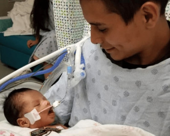 男婴的父亲在医院陪伴儿子。fb