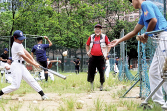 盧光輝在1982年創辦 「沙燕」少年棒球隊，並親自擔任教練。