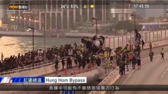 示威者攀爬红磡绕道围栏。NOW新闻截图