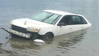 汽車被吊起並發現兩具屍體。（網圖）