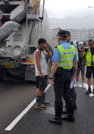 田螺車司機向警方講述經過。