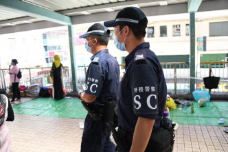 特務警察在場呼籲外傭們遵守限聚令及佩戴口罩。