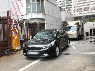 中区警署一辆探员警车，早上高速驶离警署，并于中港道逆线行车。