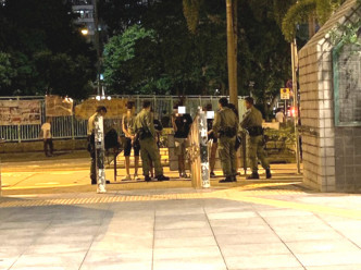 有警員截查市民。香港突發事故報料區Ovo Ng 圖片