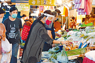 民眾在台北市北投傳統市場購買民生必需品。