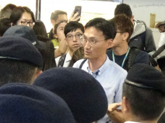 议员朱凯廸、邝俊宇及林卓廷亦有到场了解事件。