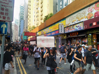 有遊行人士高舉「香港青年不是暴徒」等標語。
