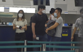 張兆輝今年8月到機場送子女回英國。