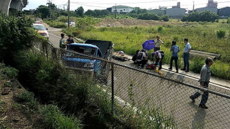 台灣桃園中壢有貨車疑爆胎從5層樓高公路墮地。網上圖片