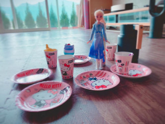 早前張繼聰就同囡囡、Elsa公主食茶點。
