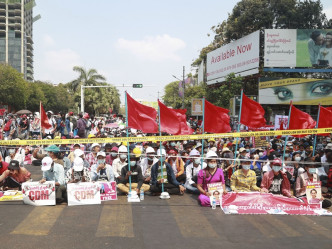 缅甸继续有大批示威者上街。AP