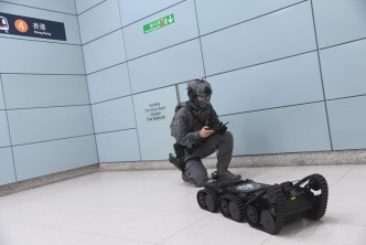 鐵路應變部隊首次運用無人車協助快速勘察環境。警方圖片