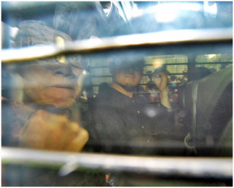 4名被告由囚車押往荔枝角收押所。