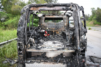 靈車嚴重焚毀，燒剩支架。