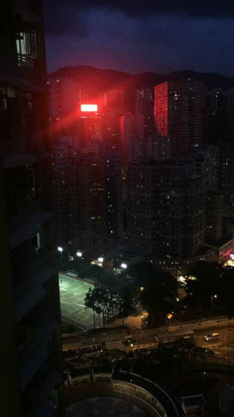 葵涌梨木道一座工廈廣告牌發出強烈紅光。林紹輝提供