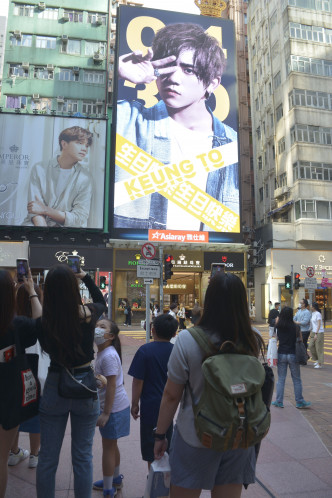 姜濤粉絲買黃金地段廣告賀偶像22歲生日，