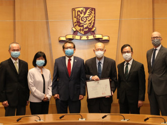 （左三起）段崇智、马道立、（左一起）副校长霍泰辉及岑美霞、（右二起）常务副校长陈金梁，以及法律学院院长邬枫。