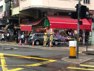 私家車剷上行人路。香港突發事故報料區FB/網民Kari Lai‎圖