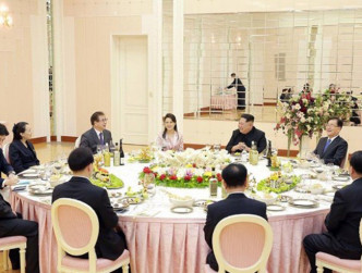 北韩领袖金正恩与南韩总统10人特使团共晋晚餐。 网图