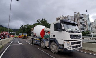 意外涉及一輛田螺車。林思明攝