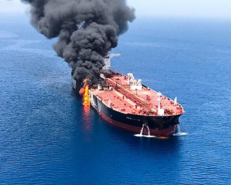 两艘运油轮周四在阿曼湾遭受袭击。