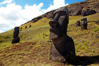 智利复活节岛以神秘巨大的「摩艾石像」闻名。(网图)
