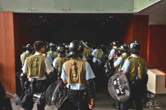 警方日间在立法会大楼戒备。资料图片