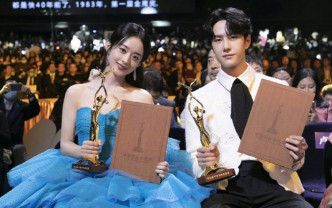 王一博与赵丽颖，在电视金鹰奖获最喜爱男女演员奖。