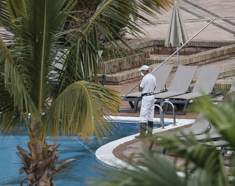 酒店支援清理泳池。AP