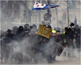 防暴警察发射催泪弹和水炮企图把示威者驱散。AP